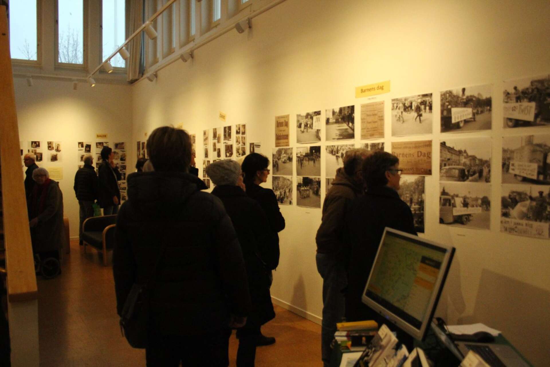 Många besökare sökte sig till Åmåls Konsthall för att ta del av de fina utställningar som man ställt i ordning till Arkivens Dag och som kommer att finnas att se under ett par veckor. 



   