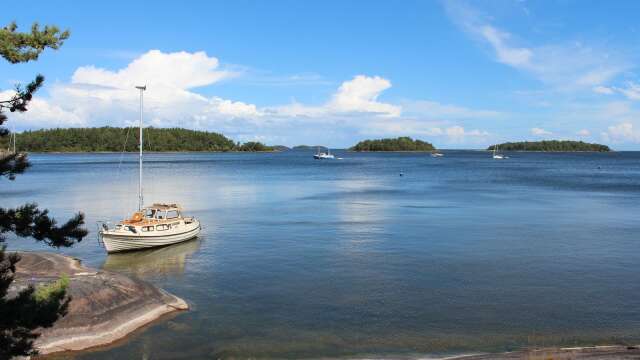 Fantastisk natur, otrolig utsikt och massvis med historia. Bösshamn är en naturhamn för fritidsbåtar - mycket vacker.