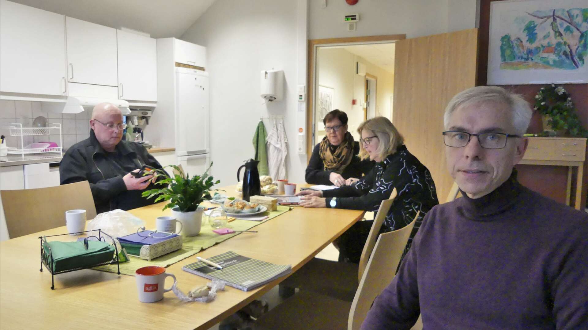 Riksdagsmannen Mats Wiking(S), närmast i bild, imponeras över hur tajt Åmåls vårdgivare arbetar.