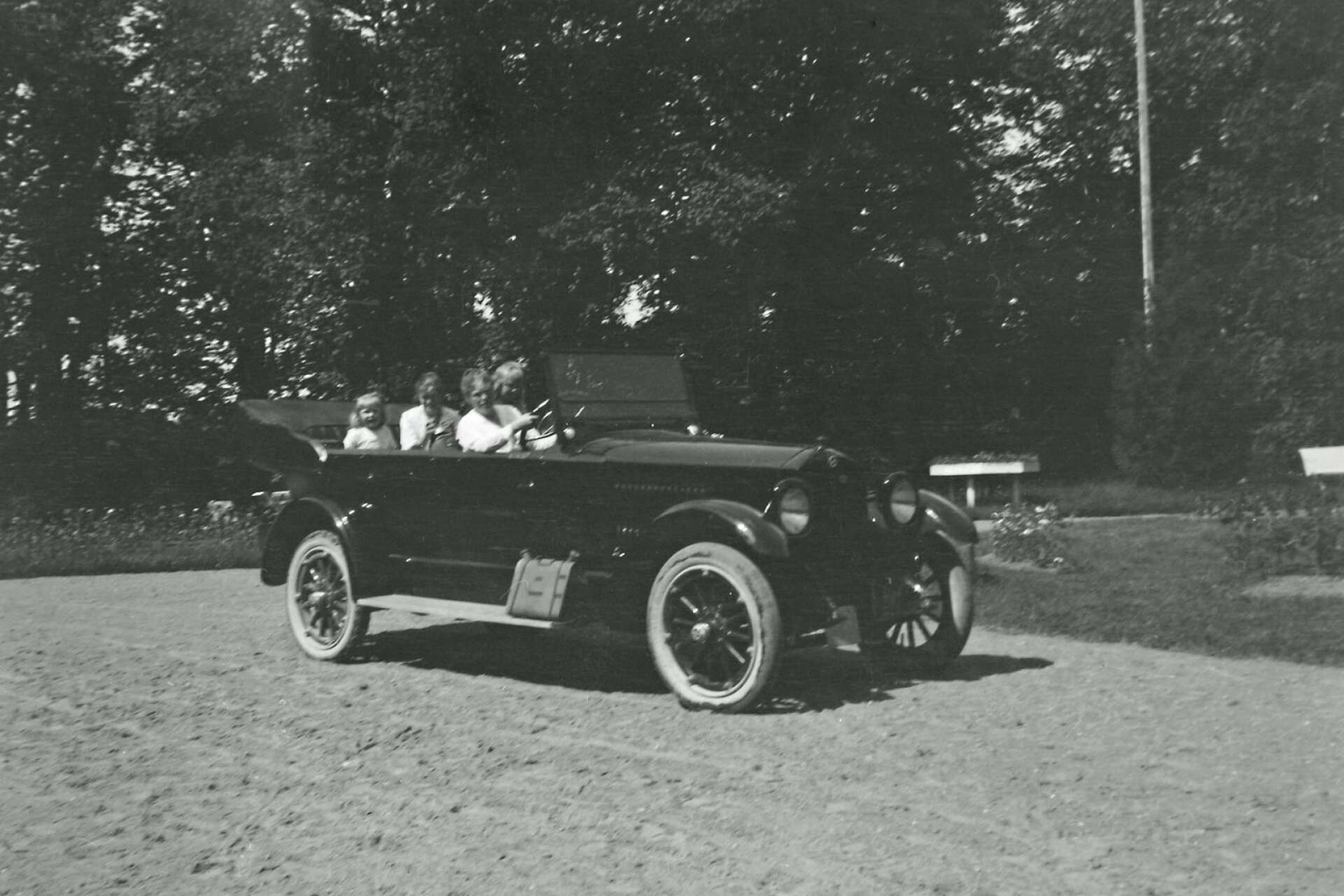 1920 rullade en Studebaker kring Agnhammar. ”Marie Louise Matton saknade körkort men drog sig inte för att köra en sväng med ett par av döttrarna och dotterdotter Ulla.” Bild ur boken.