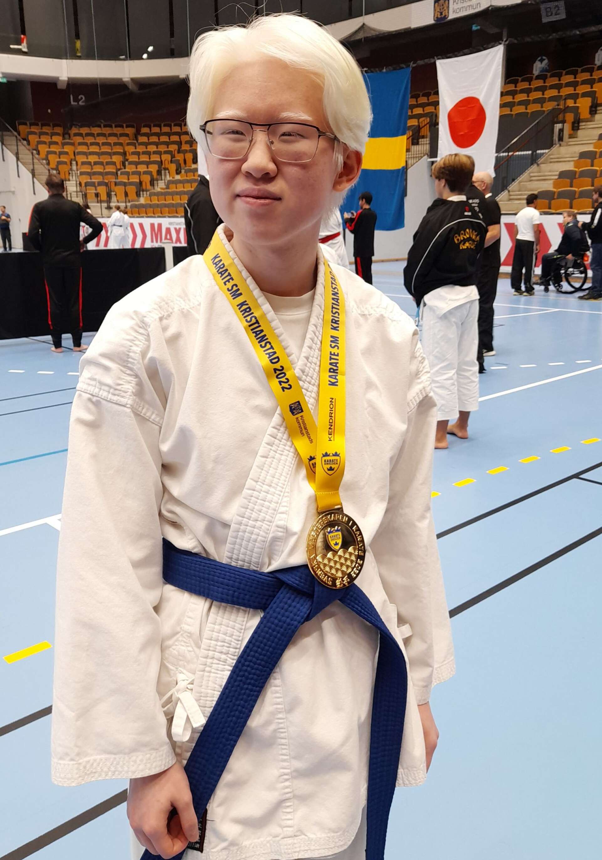 Max Persson tävlingsdebuterade och tog hem guld i para-karate-klassen.