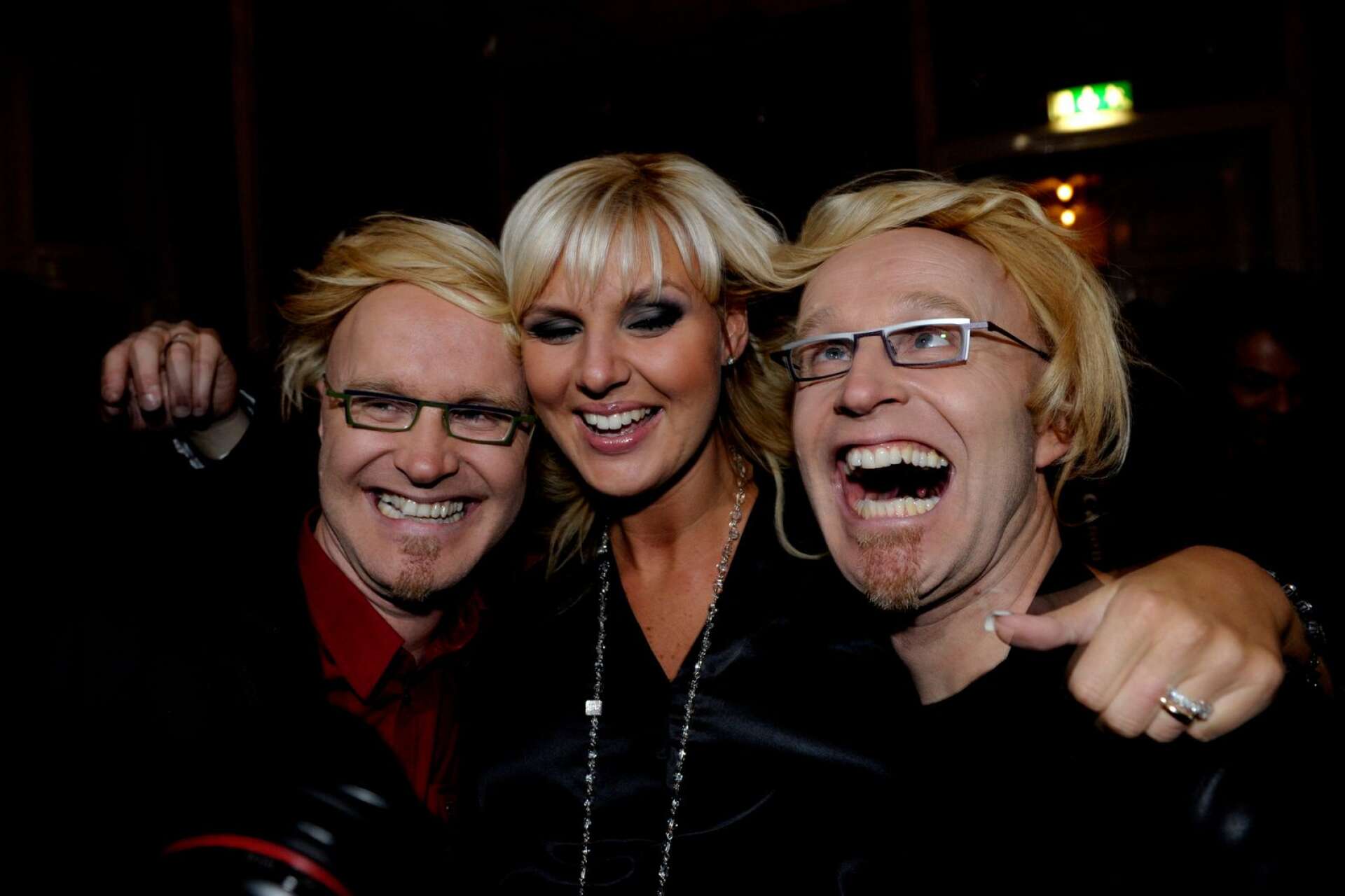 Bröderna Rongedal lånar hår av Sanna Nielsen efter att de båda har gått vidare i Melodifestivalen 2008.