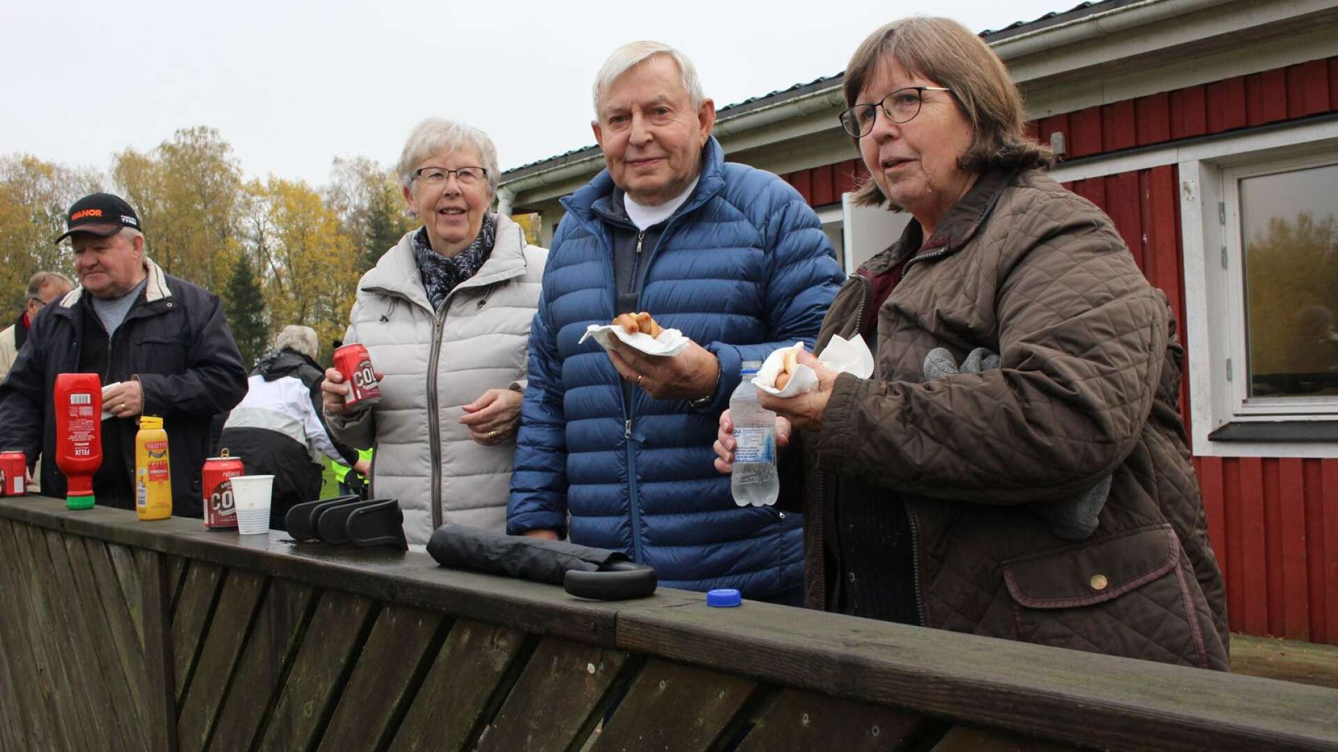 Varaborna Kerstin och Lennart Bengtsson avnjöt korv med bröd tillsammans med Inger Ryberg från Larv efter en tipspromenad med kluriga frågor.