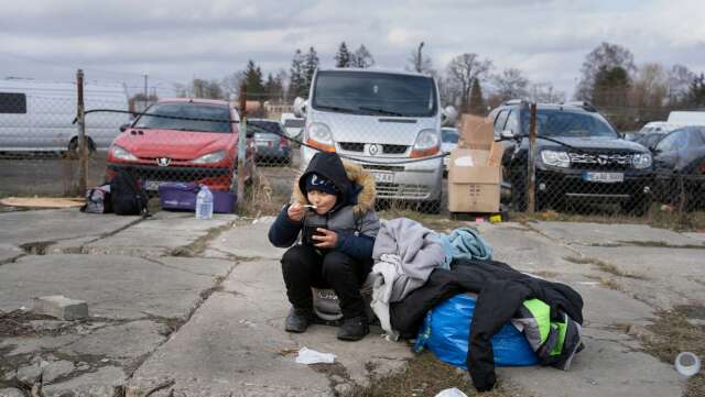 En pojke sitter vid sidan av gränsen och äter en soppa som han fått av hjälparbetare. Flyktingar från kriget i Ukraina korsade på måndagen gränsen till Polen vid gränsövergången Medyka i södra Polen.

