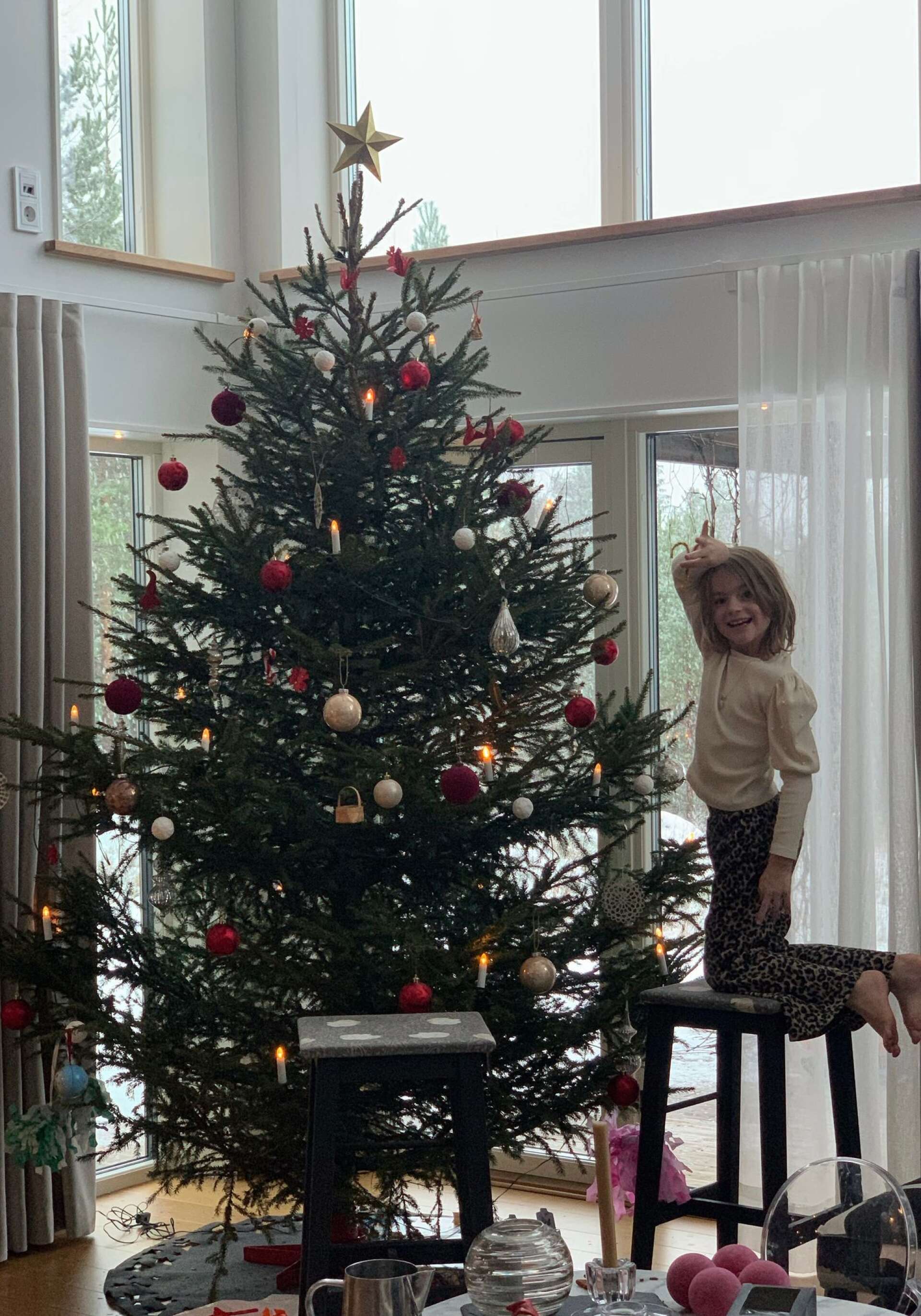 När julgranen är på plats blir det snabbt stämningsfullt i huset i Mastviken, där Marie Rasmussen och familjen bor. 