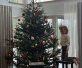 När julgranen är på plats blir det snabbt stämningsfullt i huset i Mastviken, där Marie Rasmussen och familjen bor. 