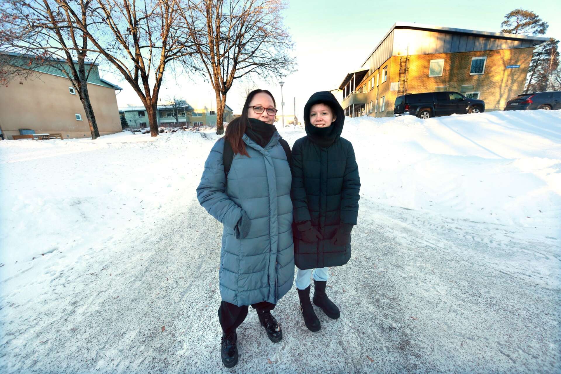 Victoria Vicsanthe och dottern Savanna Vestberg bor på Kronoparken, där klimatutsläppen är lägst i hela Karlstads kommun – bara drygt hälften mot området där de är som högst. ”När man diskuterar vad man ska göra åt det är det bra att titta på var problemen ligger och varför”, säger Victoria Vicsanthe.