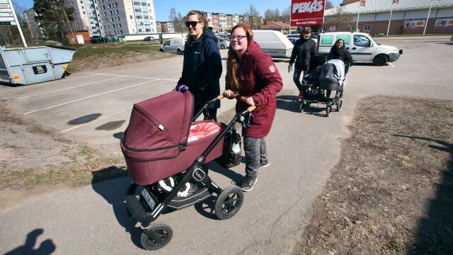 Elin Trygg, socionom och verksamhetssamordnare på Ruds familjecentral inledde promenaden tillsammans med Anna Stensson som hade dottern Elsa, 3 månader, i barnvagnen.