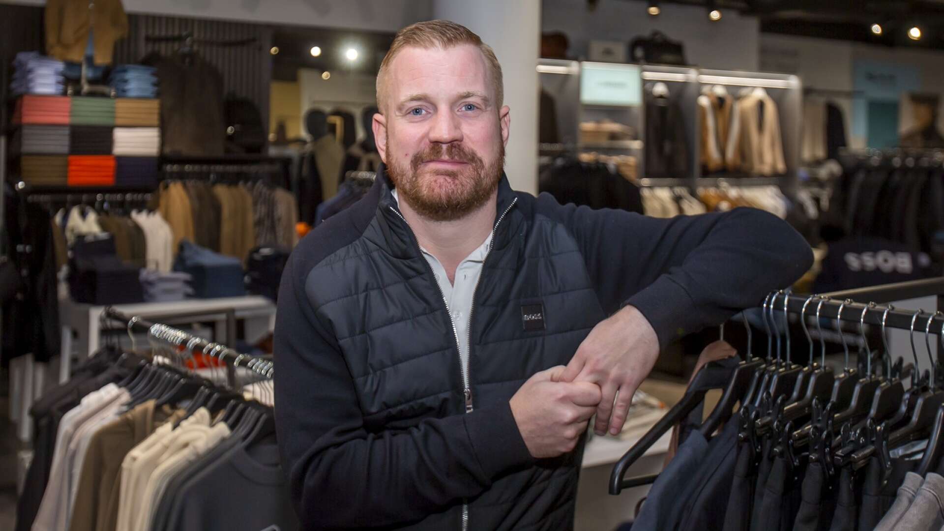 Johan Englund, är butikschef på Debut.