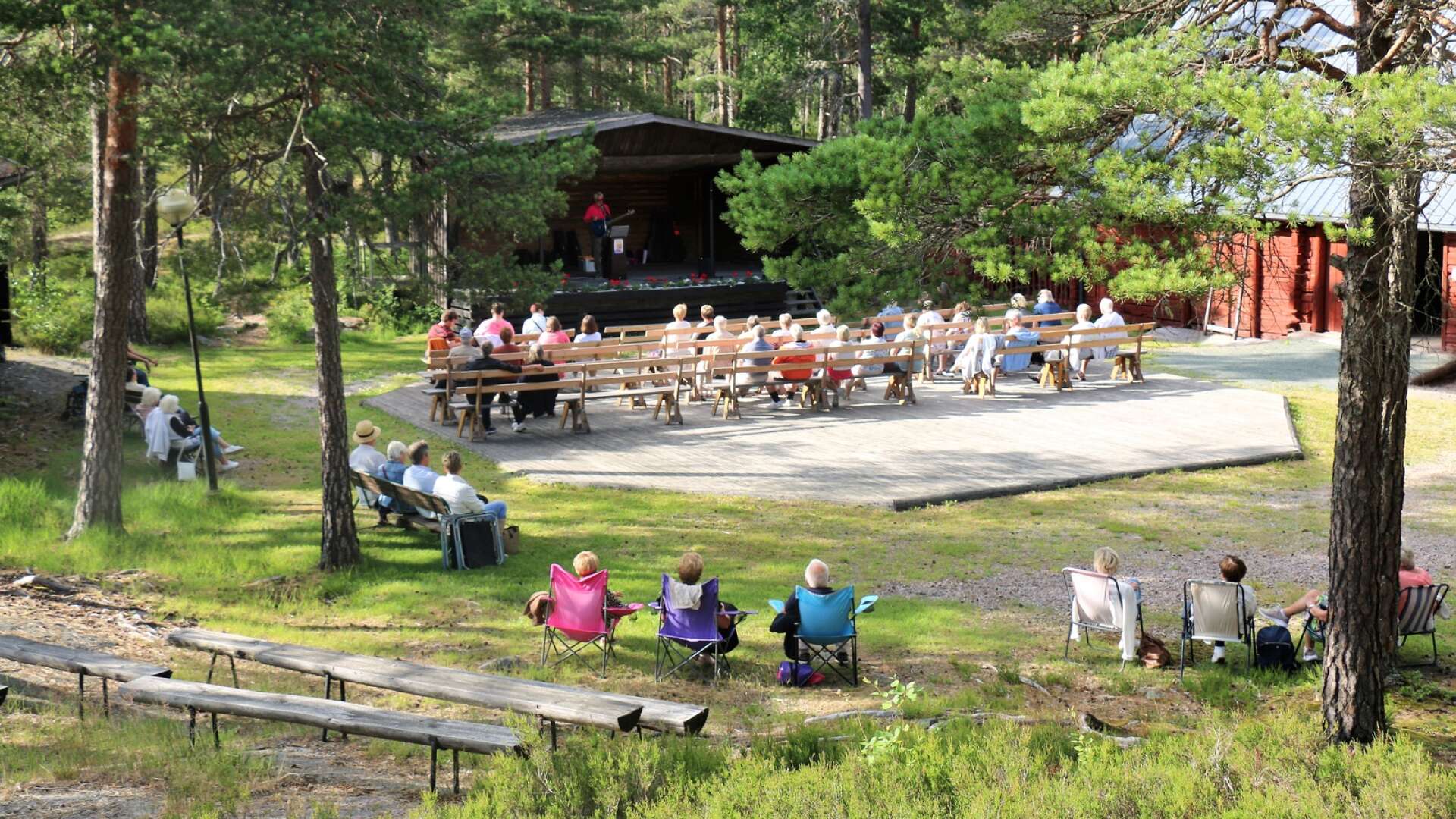  
Publiken såg ut att trivas där de satt utspridda på bänkar och bergknallar den här sista junikvällen som blev den första evenemangskvällen.