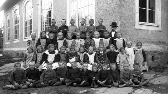 Fotot är taget utanför Hägensbergs skola ute på Hammarö, någon gång under 1920-talet.