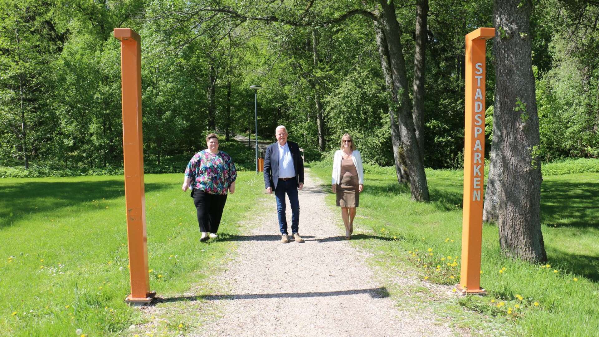 Majoritetens Anna-Karin Johansson (C), kommunalrådet Rolf Eriksson (S) och Ann Ohlsson (L) är stolta över den budget för 2022 de trots tuffa coronatider kan presentera för Tibroborna.