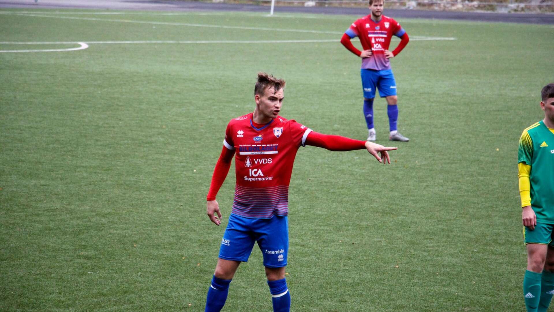 Jonas Alfredsson gjorde 1–1-målet mot Hertzöga, Bengtsfors sista mål i division 3 för den här gången. Nu följer han, liksom tre andra lagkamrater, Edin Mesic till Säffle.