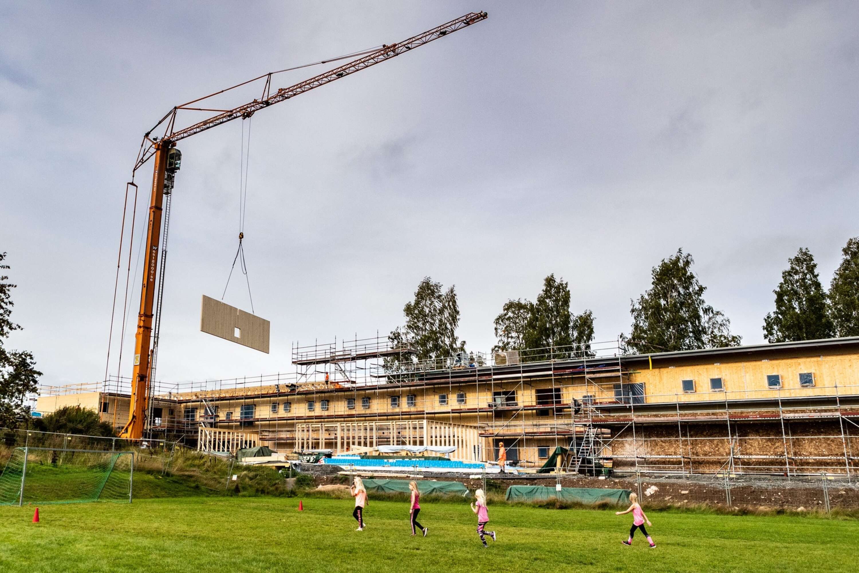 Södra skolan i Grums är byggd i korslimmat trä där elementen skapats på Gruvöns bruk, av träd från Värmland och Dalarna.
Stommen till skolan restes 2019.