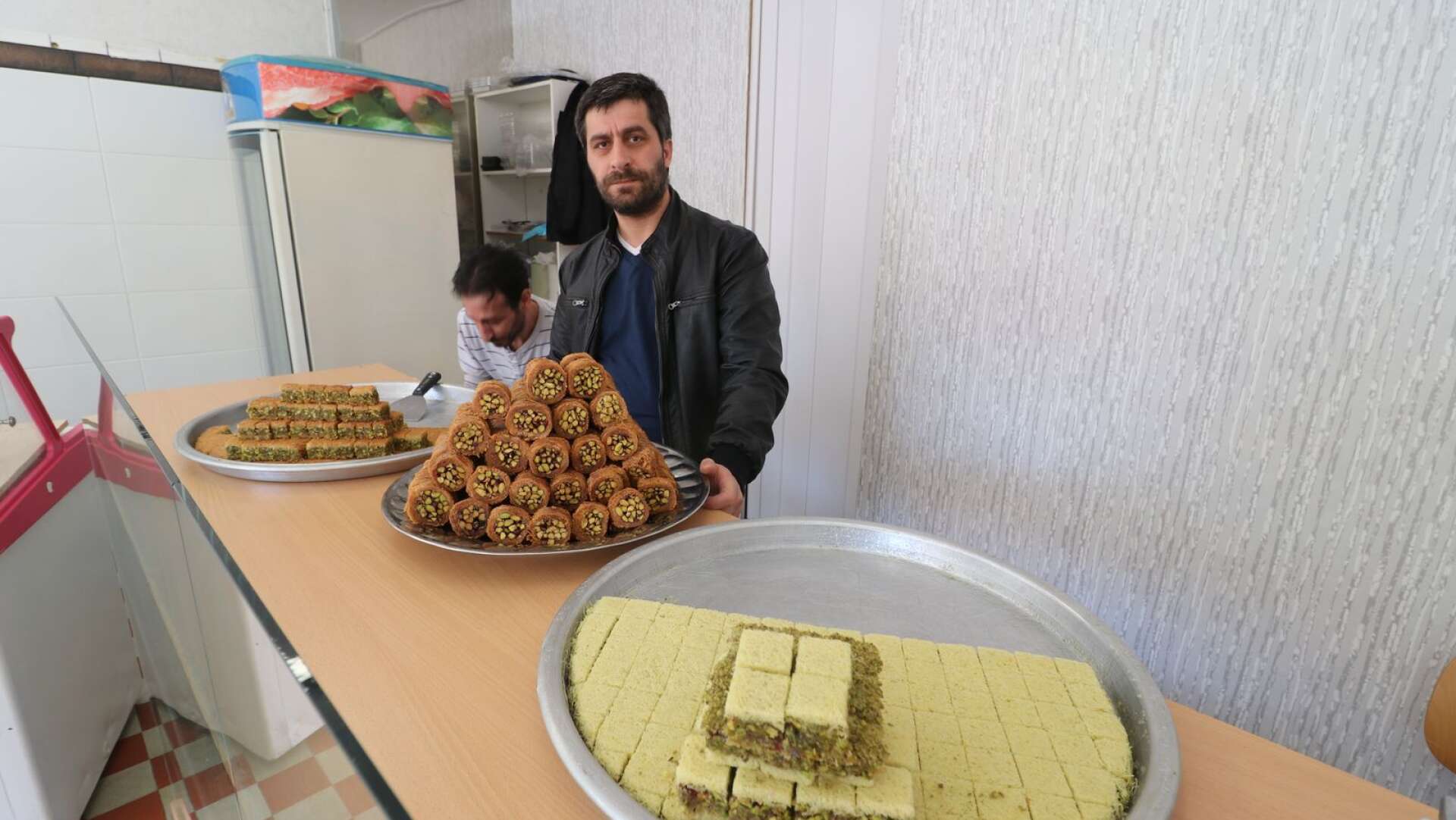 Foad Akil och Mohammed Akil visar några exempel på utbudet i den nyöppnade sötsaksbutiken Al Wisam Bakelse. 