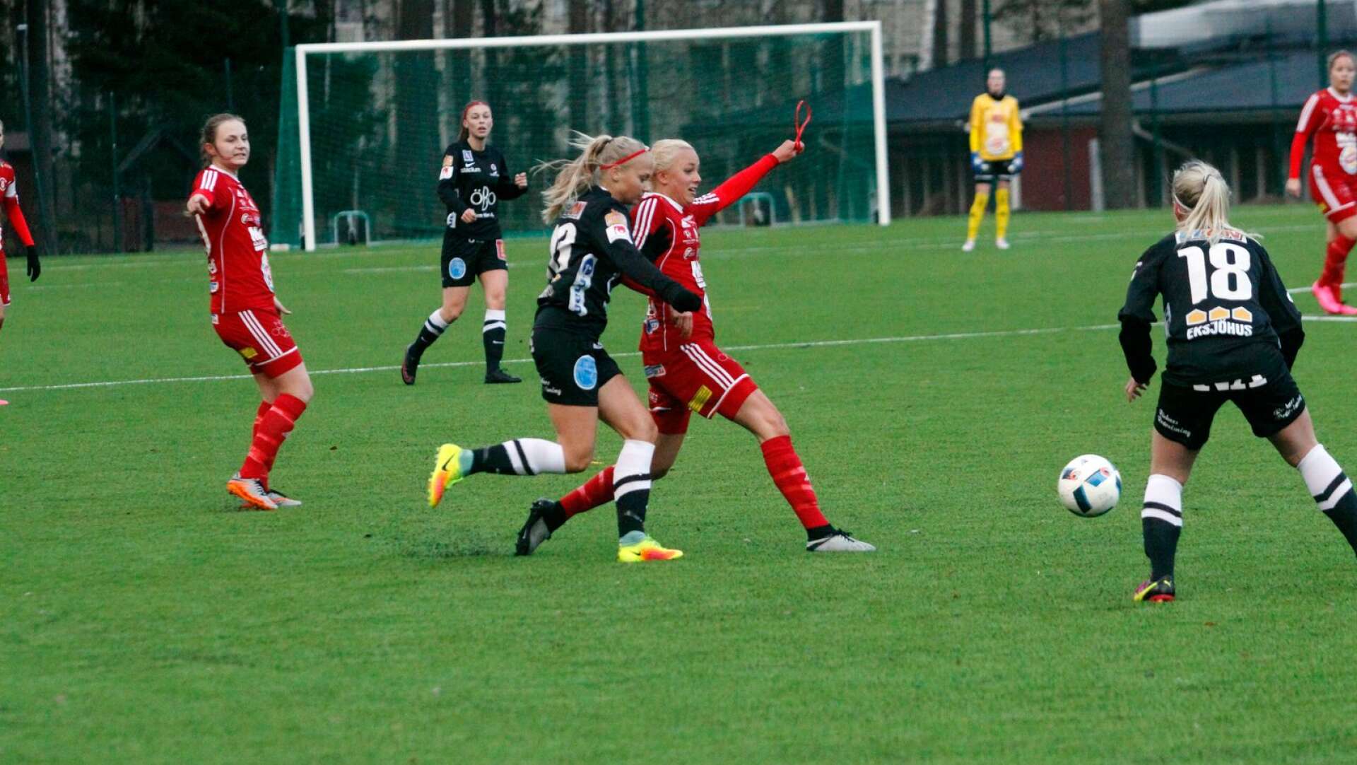 Ida Lilja, i svart, i en duell med kusinen Sara Lilja Vidlund i RIK Karlskoga från en träningsmatch mellan de båda lagen för två säsonger sedan.