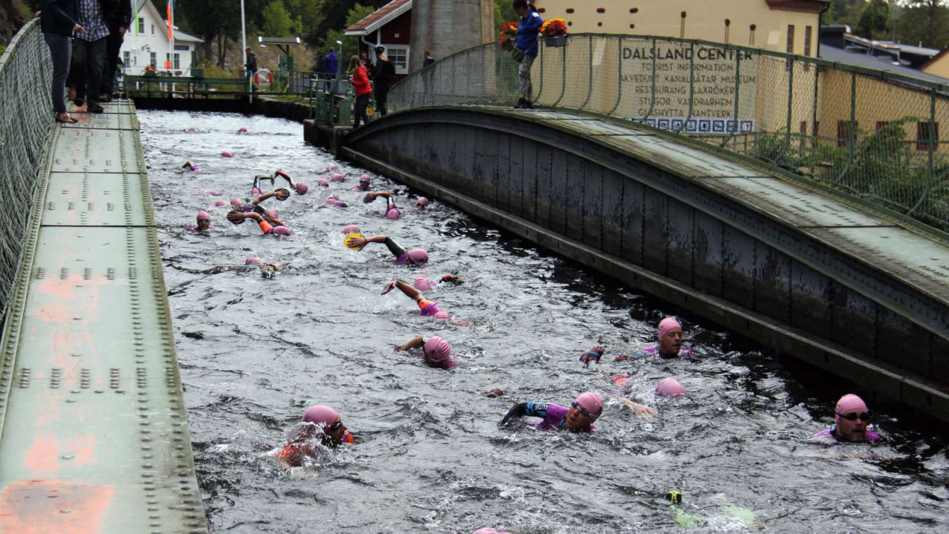 Årets swimruntävlingar kommer att köras i sprintform med start och mål vid Centralbacken i Bengtsfors. Bilden är från 2017 då ett testlopp kördes i Håverudsakvedukten. 