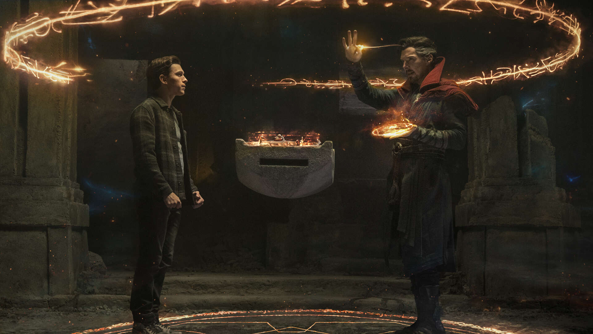 Peter Parker (Tom Holland) tar hjälp av Dr Strange (Benedict Cumberbatch) i 'Spider-Man: No way home'. Pressbild.