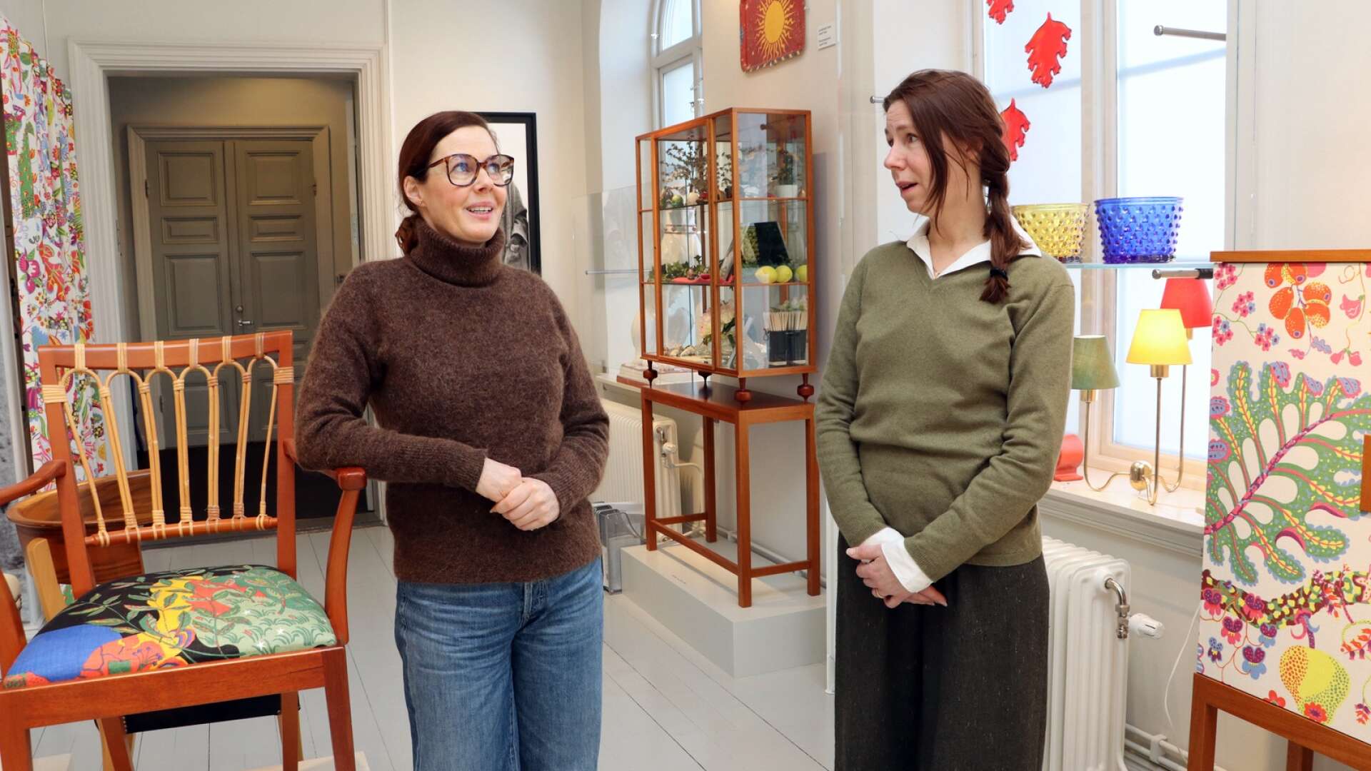 Ann-Charlotte Persson, besöksnäringsutvecklare, och Maria Setzer, kulturstrateg, i utställningen om Svenskt Tenn - företaget som grundades av Estrid Ericson. 