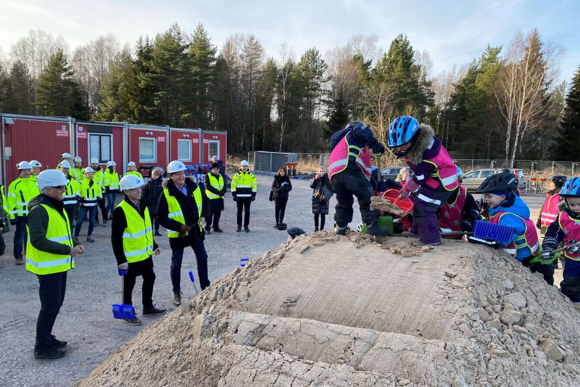 Barn från Vårstigens förskola på Sätterstrand tog det första spadtaget tillsammans med bland andra kommunalrådet Bosse Henriksson (M).