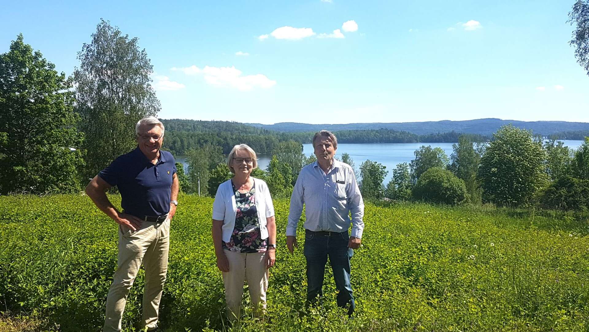 Den styrande koalitionen i kommunen Stig Bertilsson (M), Anna-Greta Strömberg (KD) och Per Jonsson (C), vill bland annat se nyproduktion av bostäder i Billingsfors. Här visar de utsikten från en av de tilltänkta tomterna med utsikt över Laxsjön.
