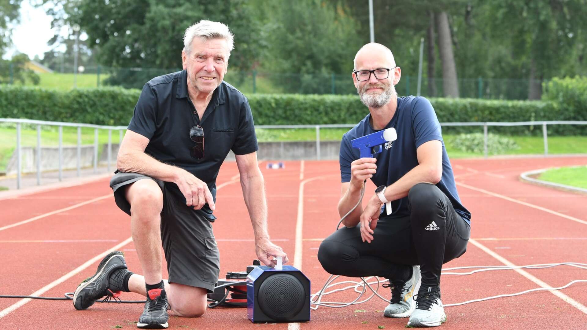 Morgan Danielsson, biträdande tävlingsledare, och Erik Ljunggren, tävlingsledare, kan äntligen arrangera Stjärnspelen med en egen tidtagningsutrustning. 