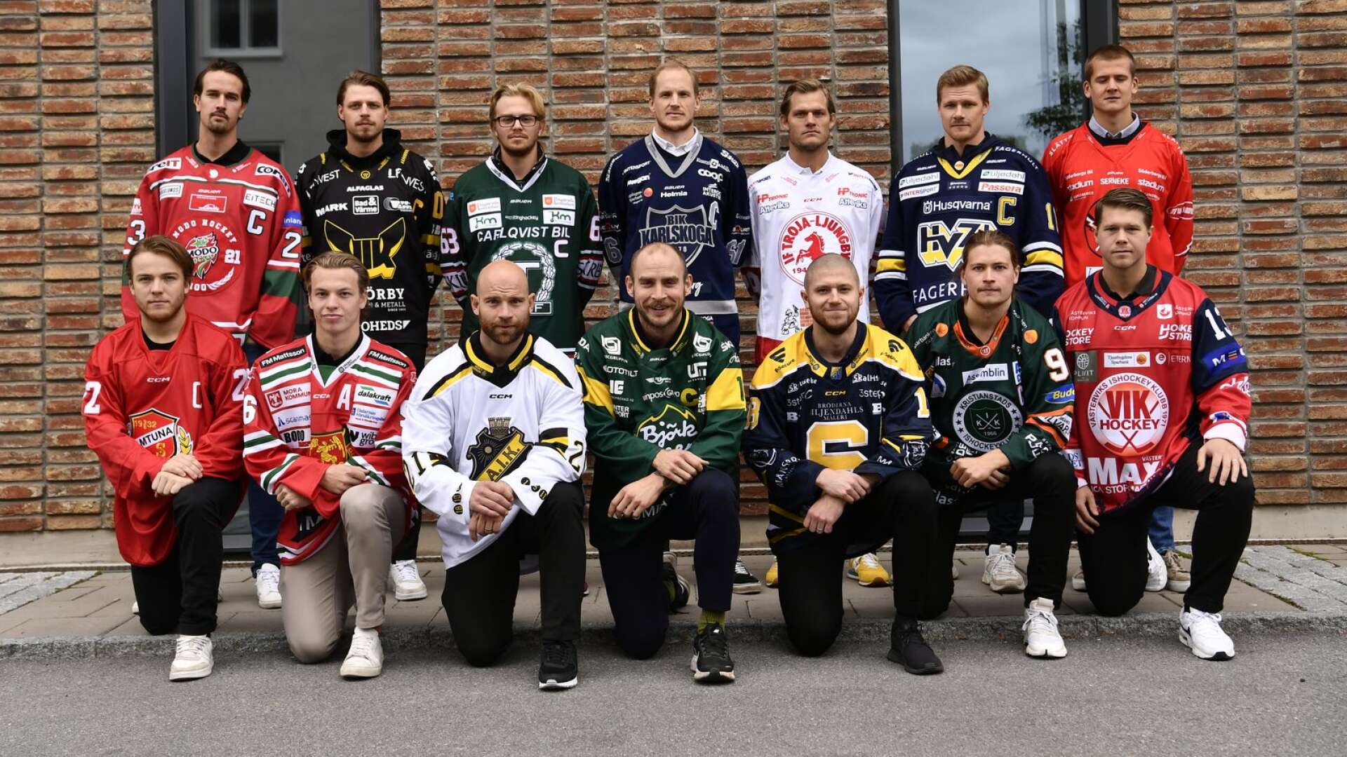 <strong id="strong-0ca9b11db476e9c10170b321253a2183">Spelarna som representerade sina klubbar på upptaktsträffen. Övre raden från vänster: </strong> Daniel Sylwander, Modo, Jimmie Jansson, Västerås, Daniel Öhrn, Tingsryd, Mikael &quot;Daggen&quot; Eriksson, BIK, Daniel Karlsson, Troja-Ljungby, Simon Önerud, HV71, Erik Borg, Vita Hästen.<strong id="strong-370c63565fb0941db3aae94a88c48eaa">Nedre raden från vänster: </strong> Emil Berglund, Almtuna, Lukas Wernblom, Mora, Christian Sandberg, AIK, Fredric Andersson, Björklöven, Andreas Hjelm, Södertälje, Dennis Svensson, Kristianstad, Victor Öhman, Västervik.