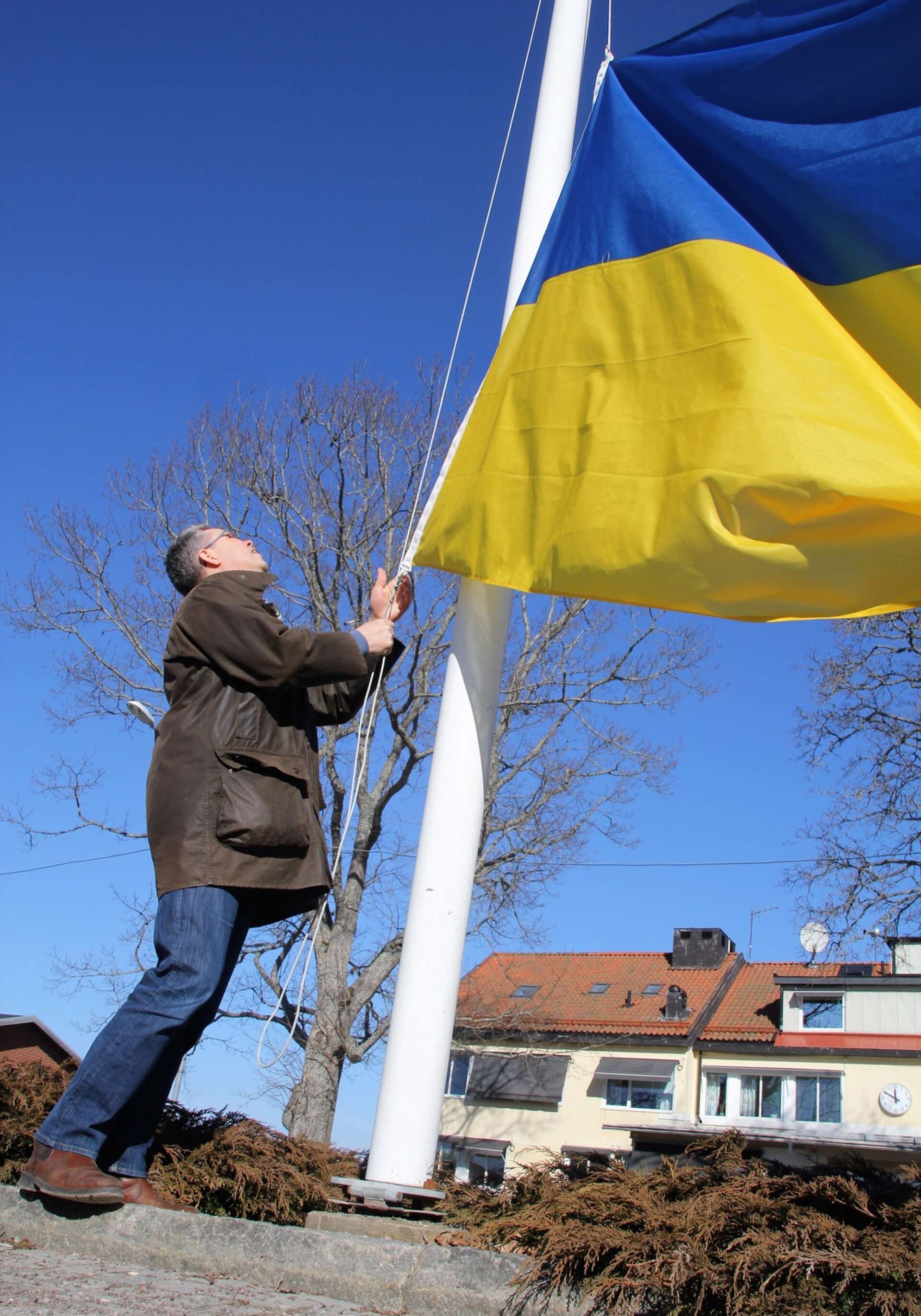 I mars hissade Martin Carling (C) den ukrainska flaggan för att visa kommunens stöd till den ukrainska befolkningen.