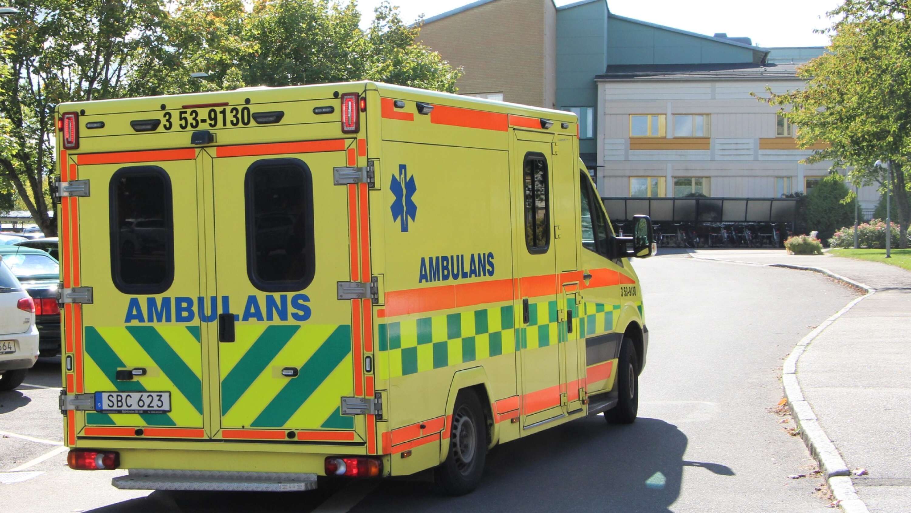 Ambulans utanför Skaraborgs sjukhus Falköping