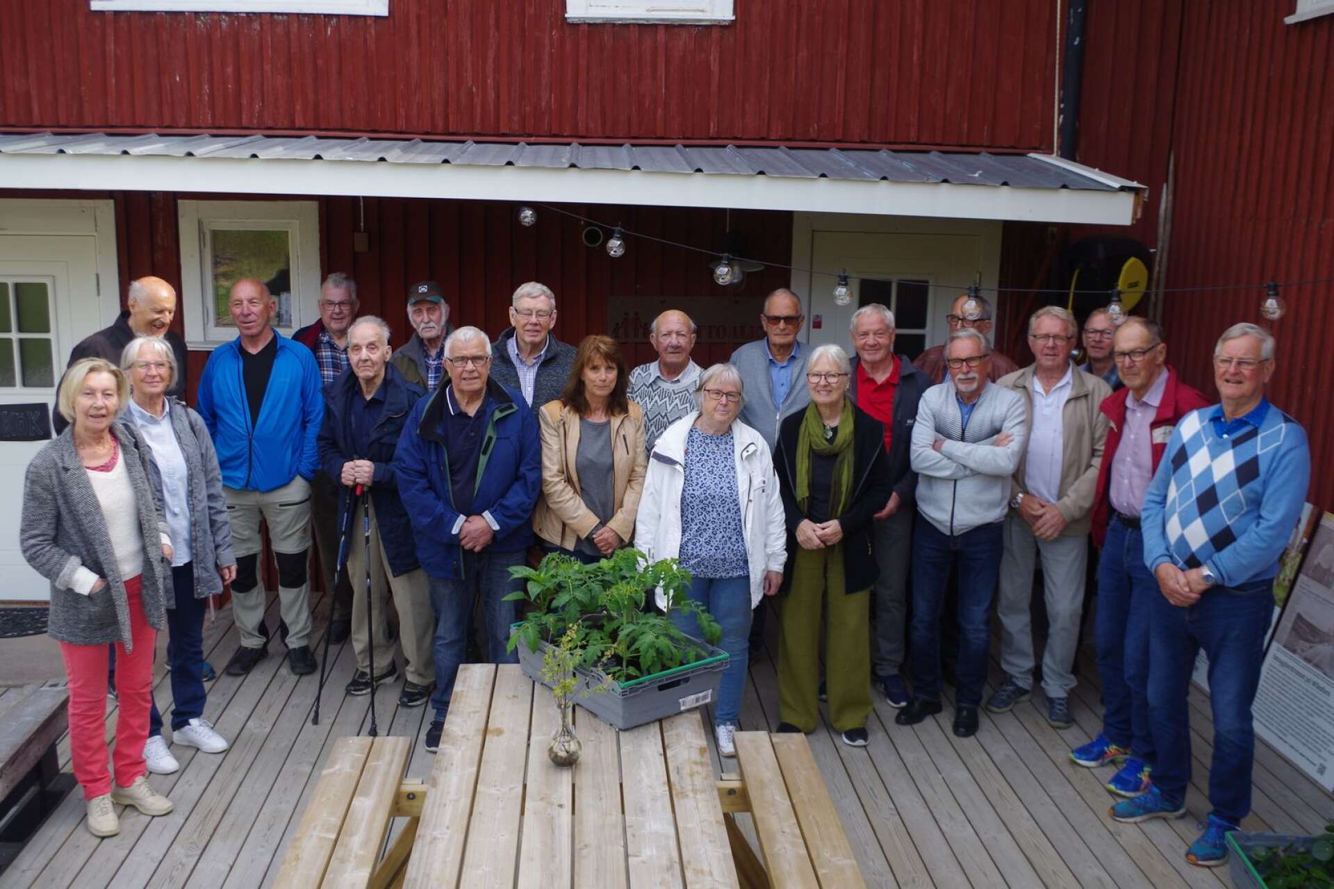 Tjugoen personer ur Säffle-Årjäng Veteranpolisklubb samlade vid Wiksfors Bruk på altanen vid Magazinet.