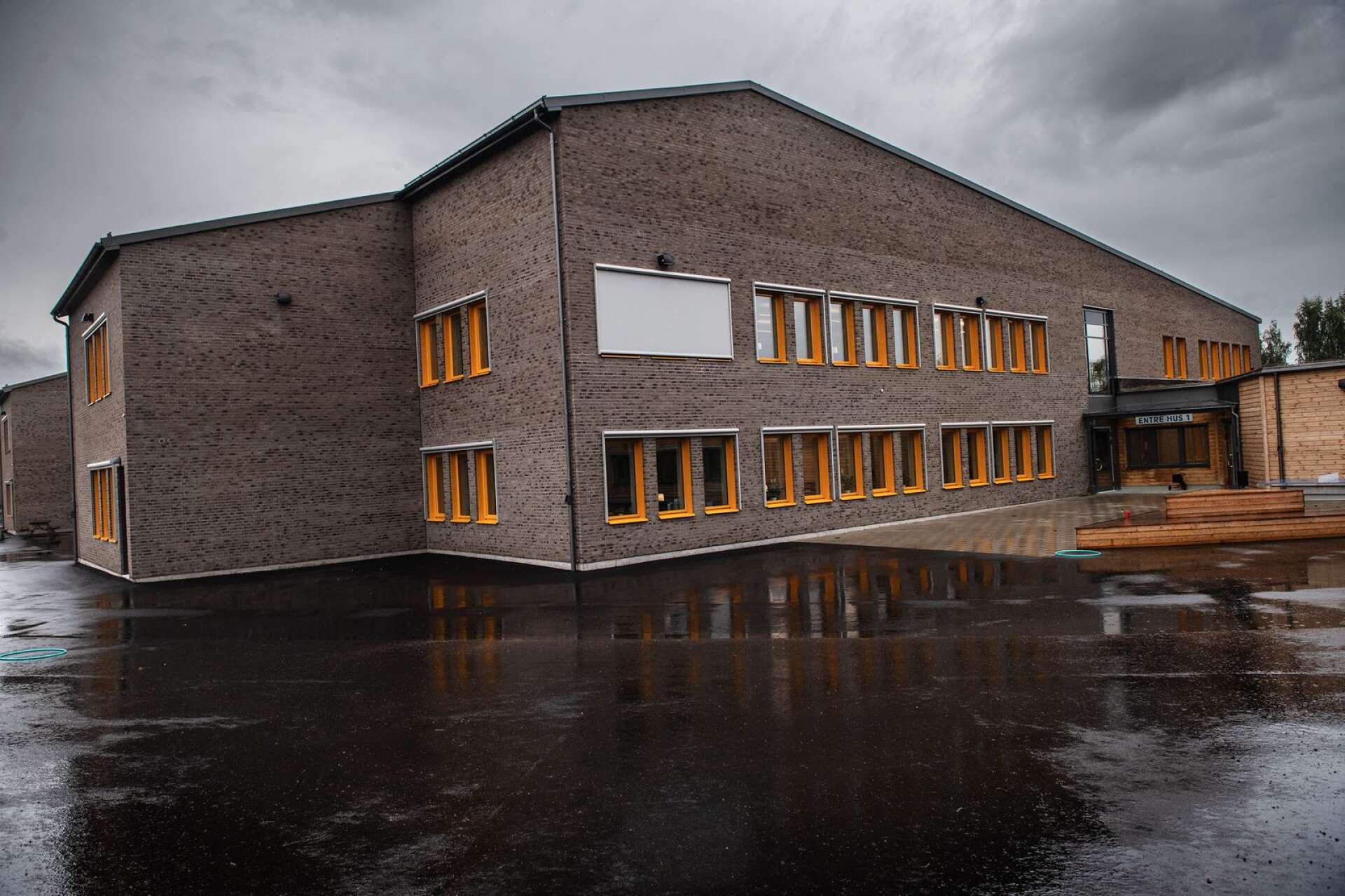 Nuvarande majoritet har valt att investera i skolan, Sannerudsskolan som beskrevs och nu nya Vikstaskolan (bilden), med cirka 190 miljoner, skriver Anders Johansson och Kenneth Bengtsson.