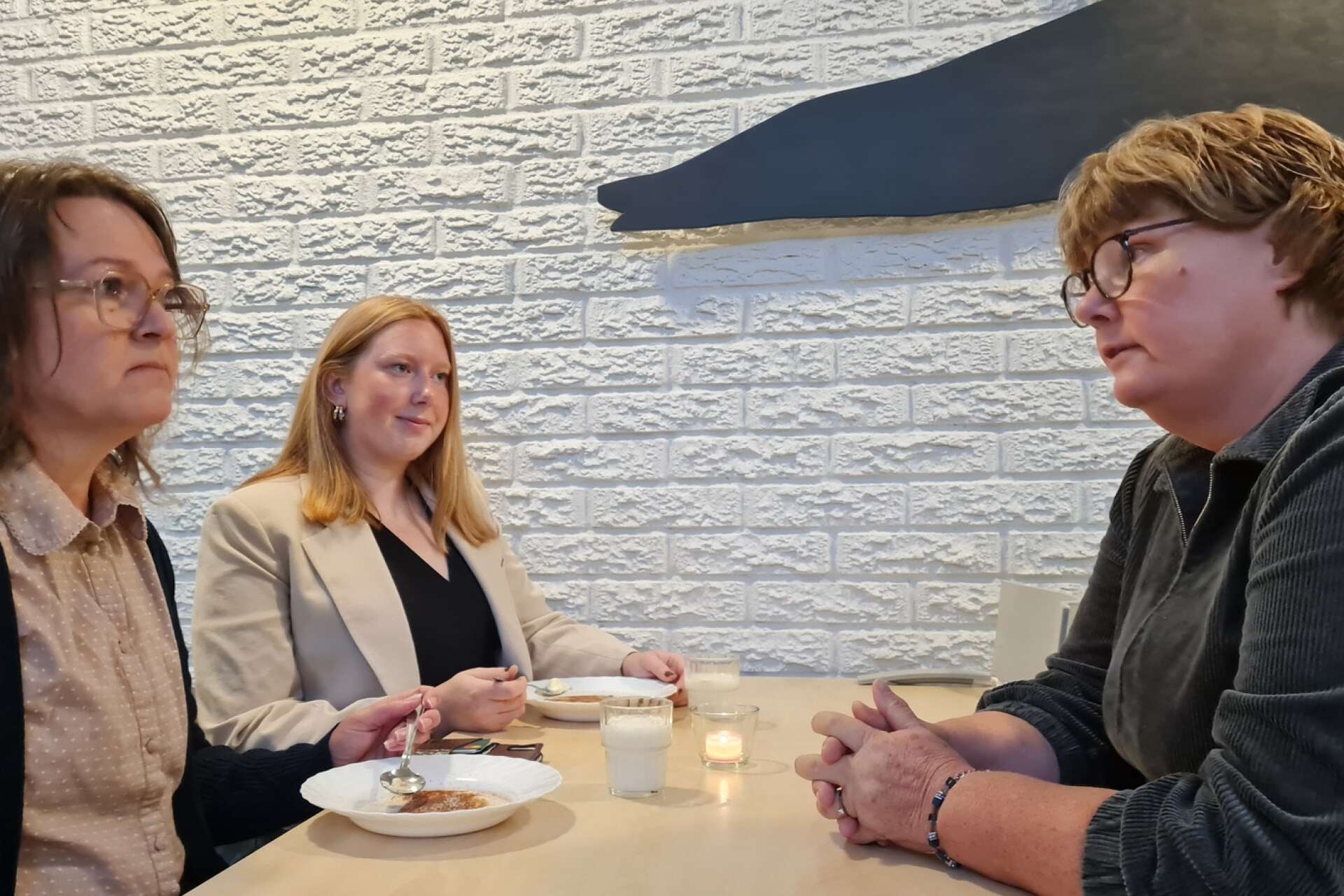 Anneli Bramvehl (M), ordförande barn- och utbildningsnämnden, och Amanda Lindgren (M), ordförande folkhälsonämnden och rektor Maria Lindström.