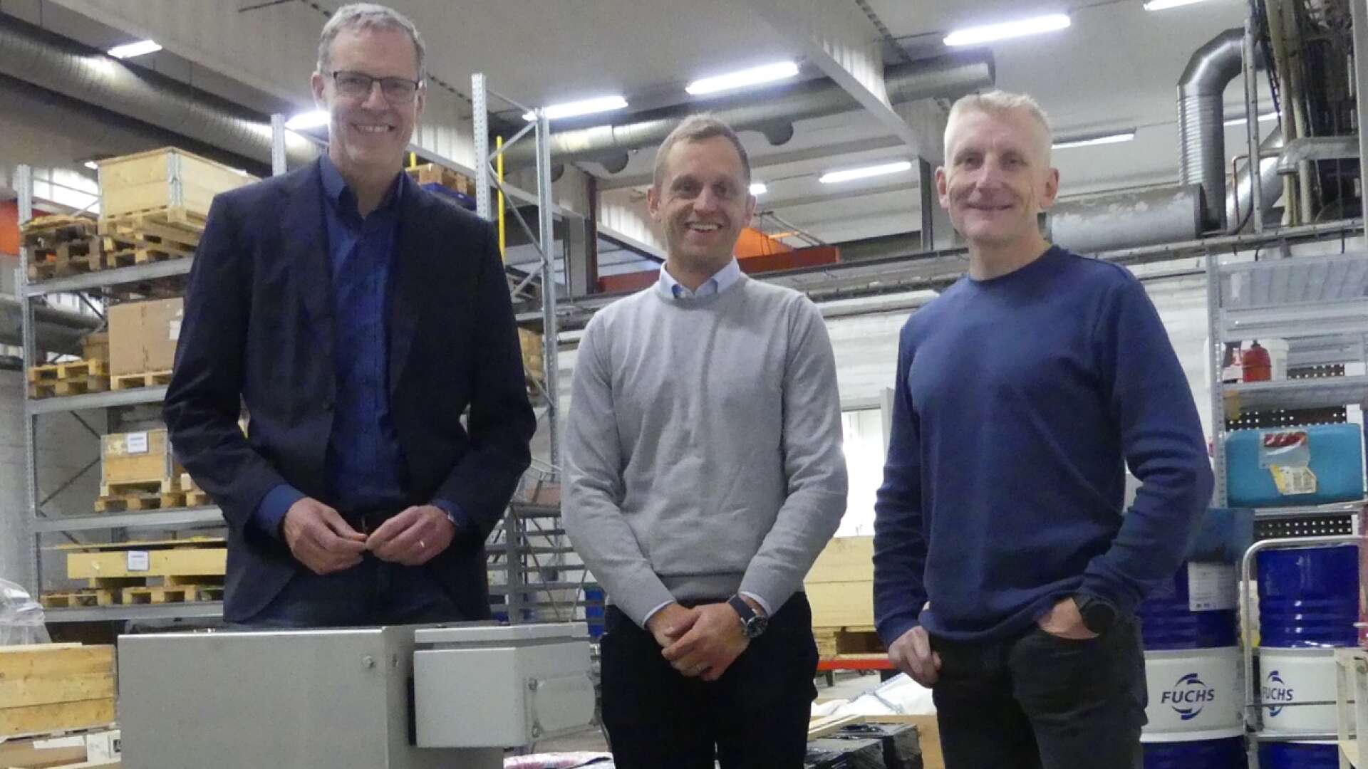 Anders Eriksson, vd på CSS AB i Säffle, tillsammans med Felix Proper på försäljningsavdelningen och Stefan Schützer som är produktionschef, vid en av de enheter som ska monteras för en av de första leveranserna. 