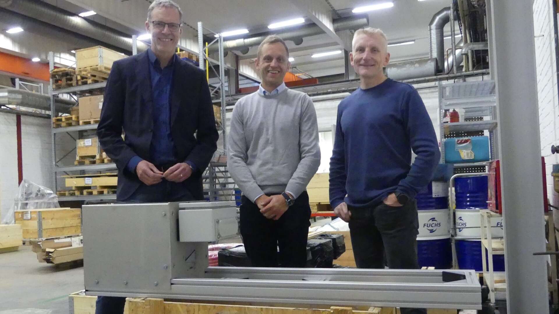 Anders Eriksson, vd på CSS AB i Säffle, tillsammans med Felix Proper på försäljningsavdelningen och Stefan Schützer som är produktionschef, vid en av de enheter som ska monteras för en av de första leveranserna. 