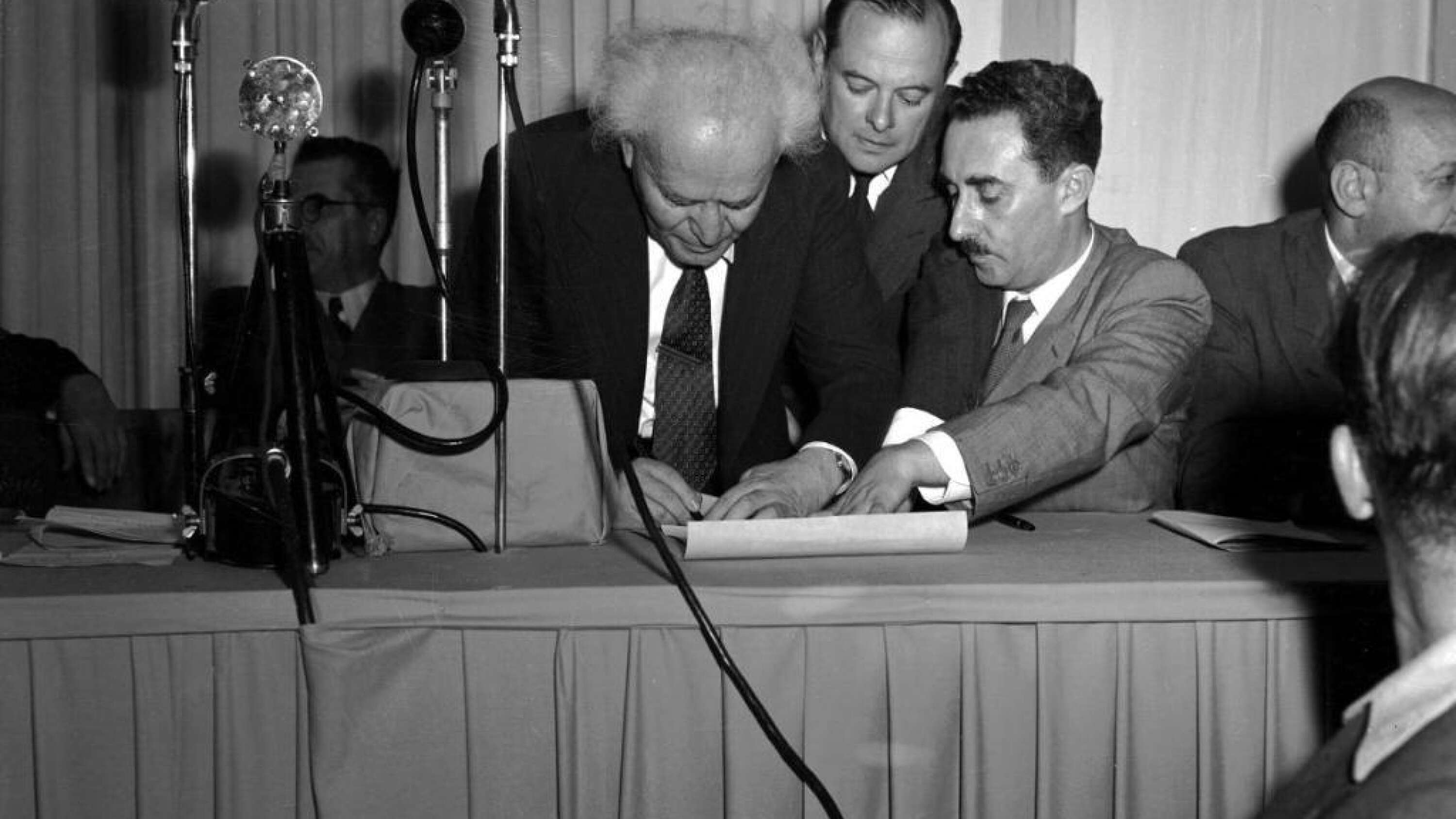 Israels premiärminister David Ben Gurion skriver under självständighetsförklaringen den 14 maj 1947. Enligt den judiska kalendern inföll självständighetsdagen – Yom Ha&apos;atzmaut – den 19 april i år.