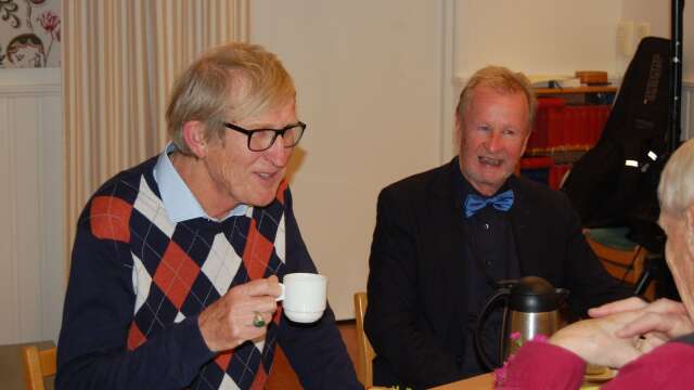 Olof Andersson, ordförande i Kristinehamns Humanistiska förening, underhåller sig med aftonens föreläsare Göran Bryntesson.