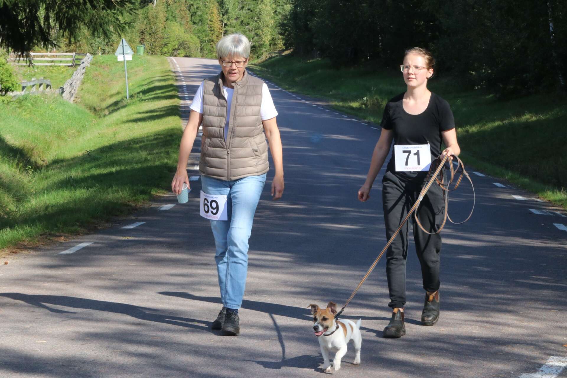Agneta Bäckström och Elin Almberg tog med sig hunden och slutade åtta respektive nia bland 18 deltagare i motionsklassen.
