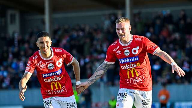 Elyas Bouzaiene och Rasmus Örqvist jublar efter segermålet.