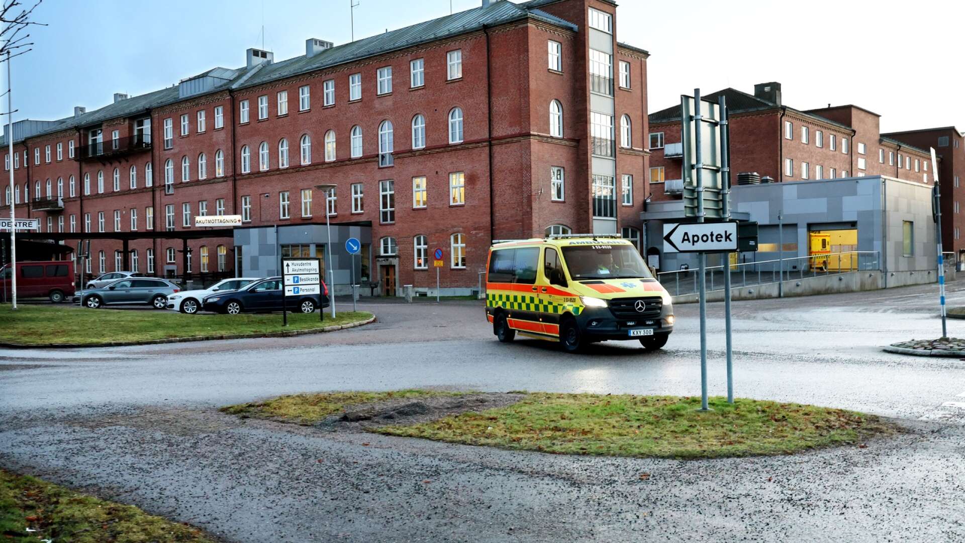 Skaraambulansen dirigeras för närvarande direkt till sjukhuset i Lidköping med medicinpatienter. Tidigare delades patienterna mellan Skövde och Lidköping.
