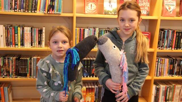 Systrarna Vilma och Alice var på besök hos mormor i Säffle och passade på att göra varsin käpphäst på biblioteket.