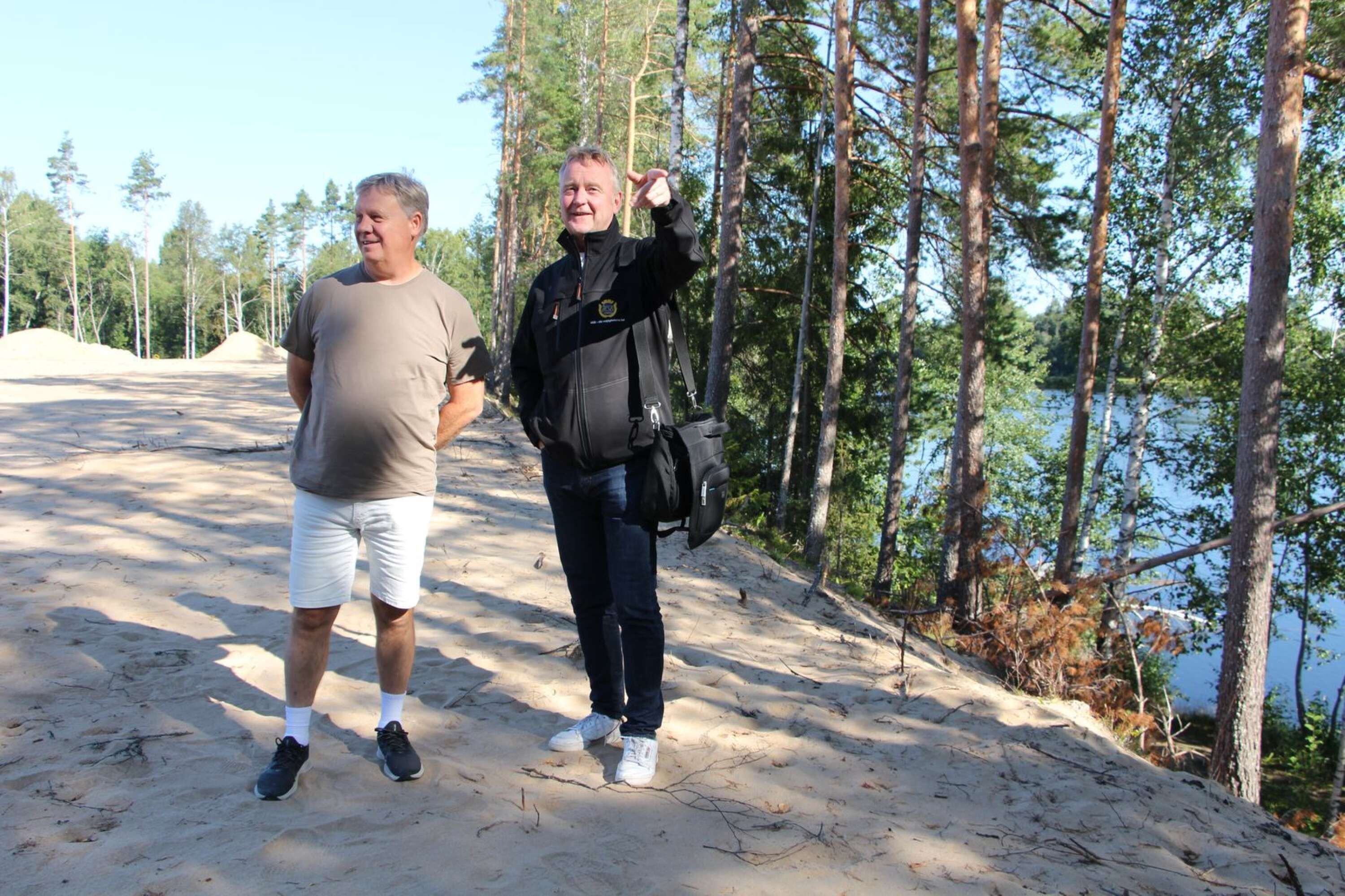 Det är bara några få meter ner till Klarälven från de nya bostäderna konstaterar Lars Boman och Pär Ekholm.