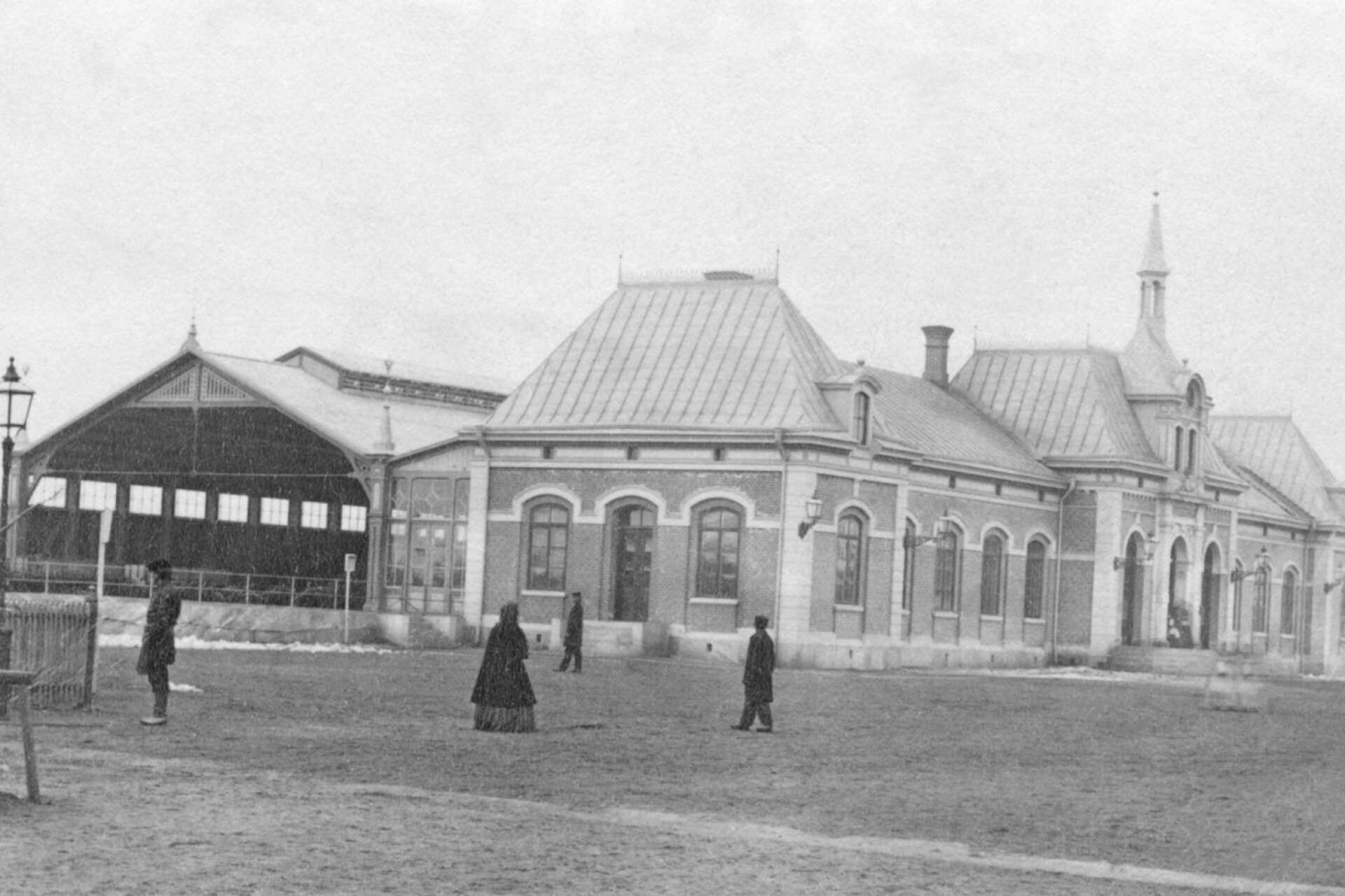 Från början var det bara grus framför Karlstads järnvägsstation. Staden var under uppbyggnad efter den stora branden 1865. Foto från 1880. 
