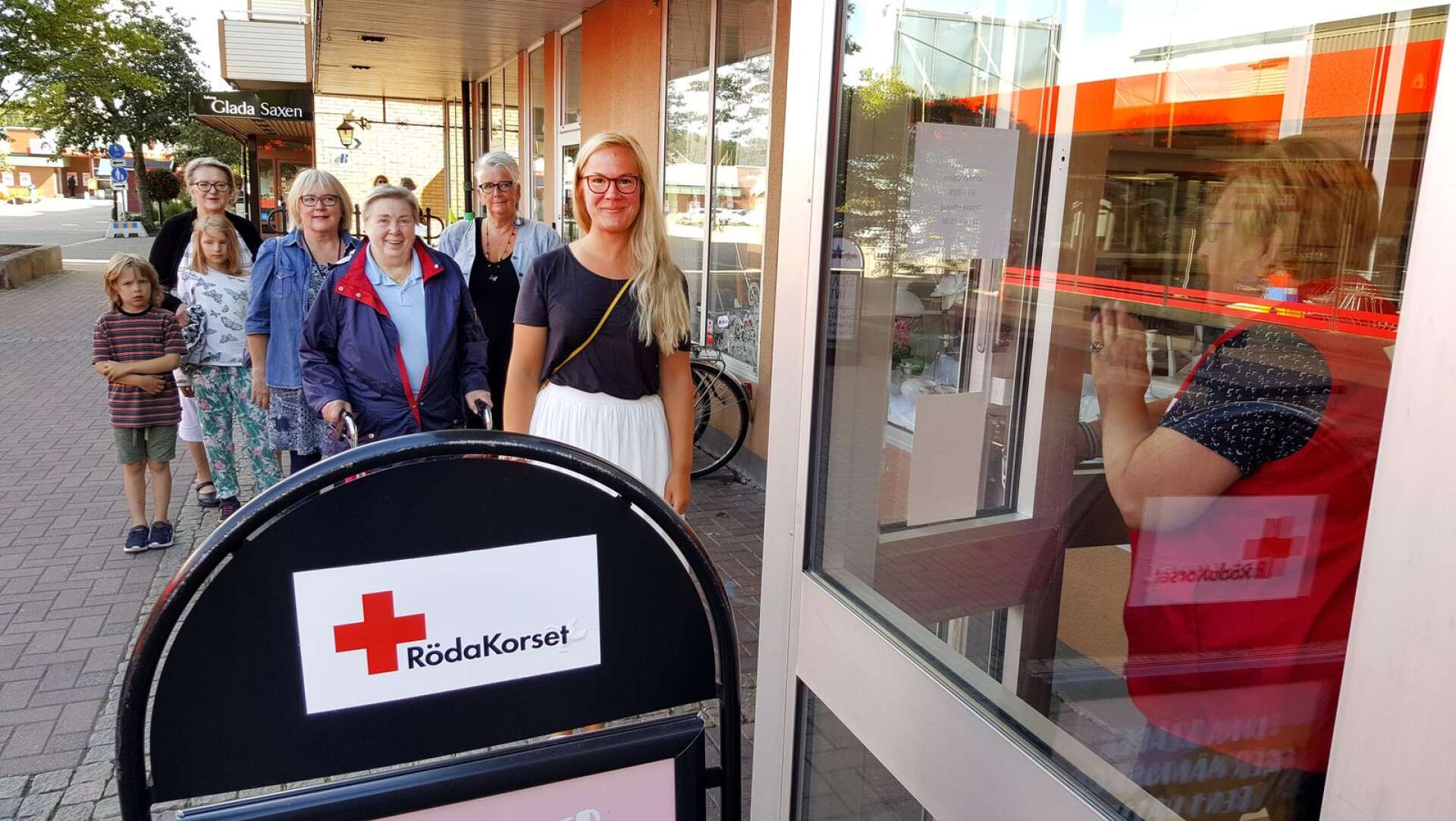 Nästan en halvtimme före öppning var det kö till Röda korsets nya butikslokal i Skoghall. Ellen Ros var först i kön och Lillemor Larsson, ordförande för Röda korset på Hammarö, syns i dörren. Kön hann bli längre innan porten öppnades.