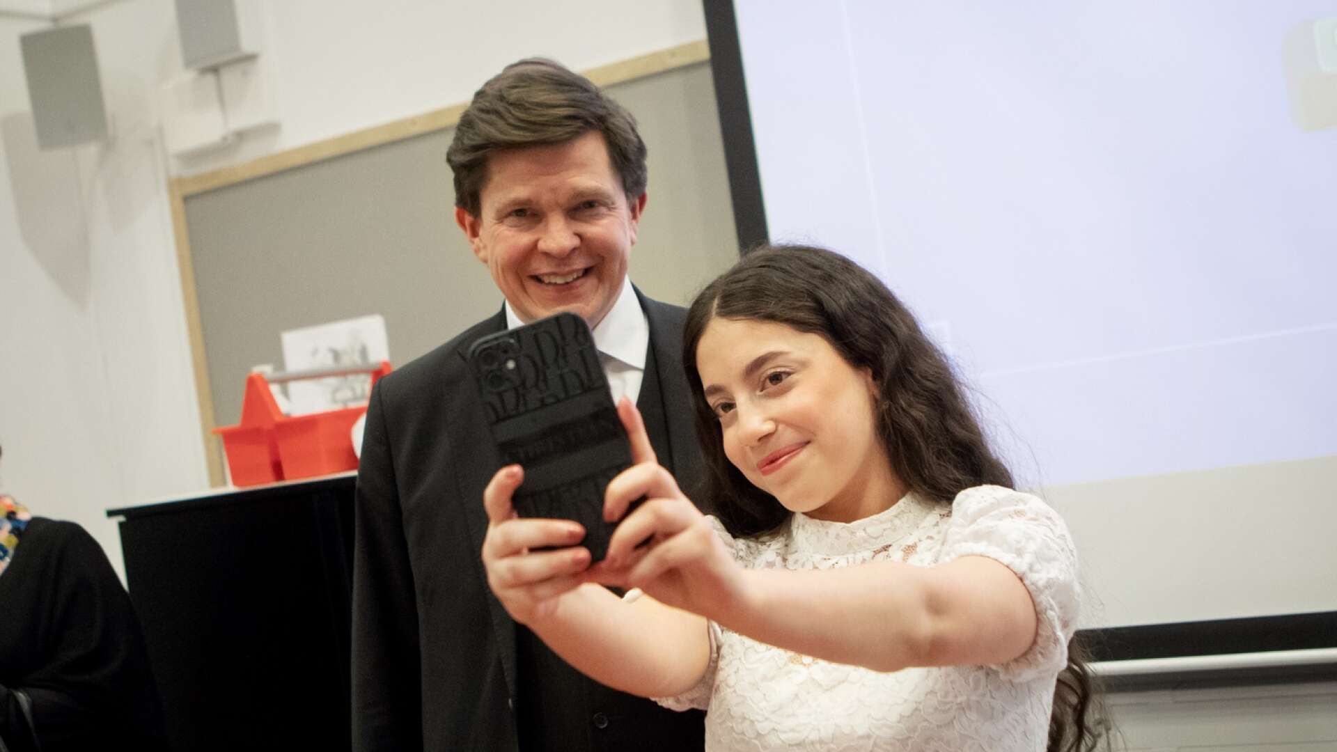 Zainab Al-Qaraghuli passar på att ta en selfie med Andreas Norlén.