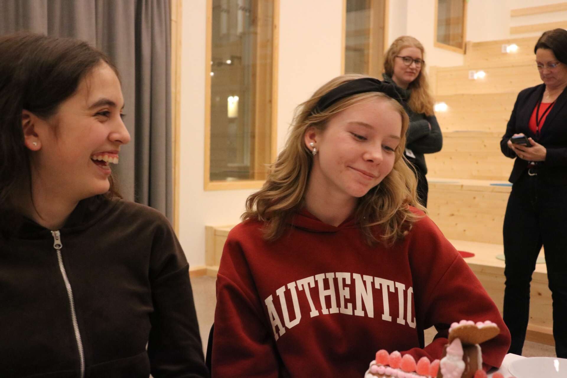 16-åriga Alicia Hall och Julia Karlsson tycker det är kul att lära sig nya saker på utbildningen. 