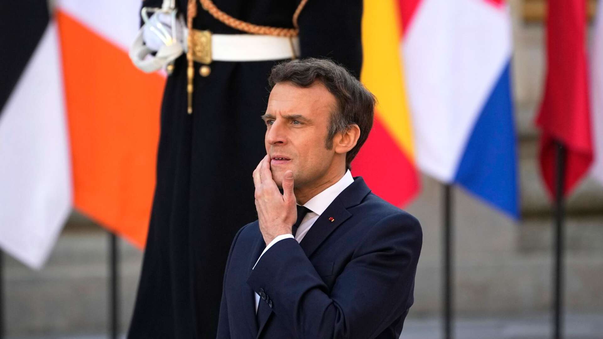 Mitt i alla detta har den franske presidenten Emmanuel Macron uppmanat till en nystart för EU. I praktiken betyder detta, som i varje kris, att EU skall bli än mer överstatligt och få mer makt och större budget, skriver Charlie Weimers.