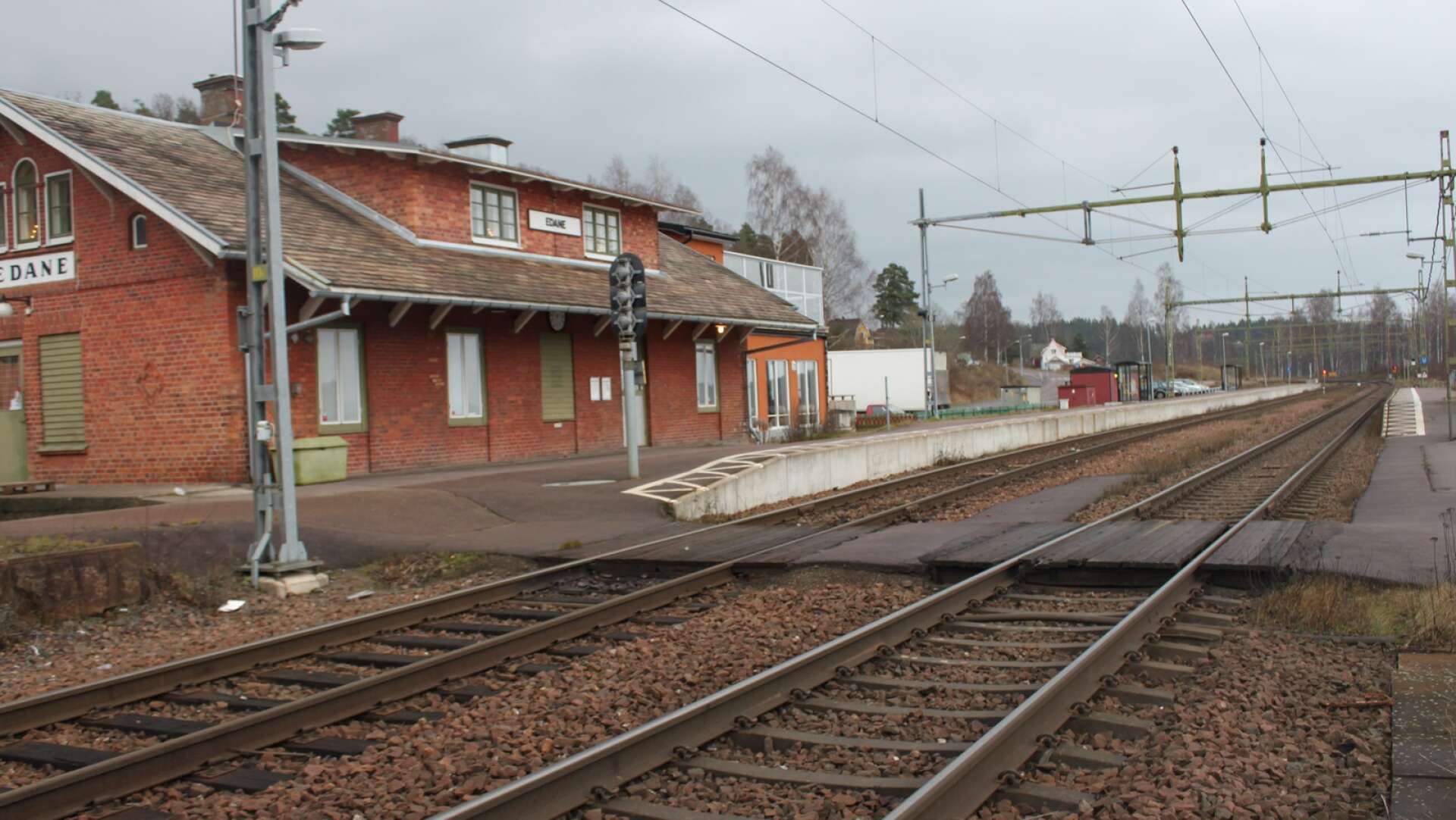 Ska stationen i Edane flyttas? Efter en omfattande utredning från Trafikverket om Värmlandsbanan har möjligheten att dra om spåret undersökts, på lång sikt. Arkivbild.