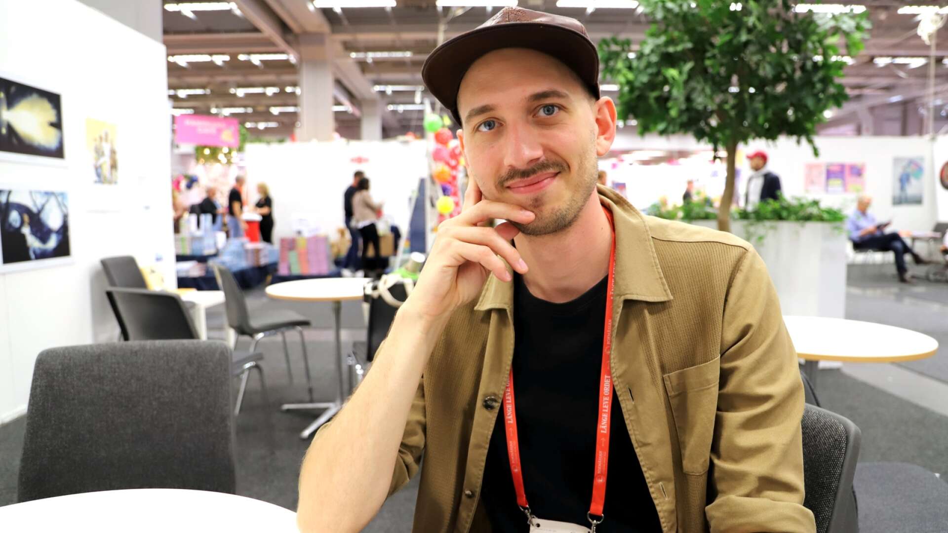 Marcus-Gunnar Pettersson, illustratör från Arvika, har många bokprojekt på gång, men visst oroar utvecklingen med AI-bilder både honom och många kollegor.