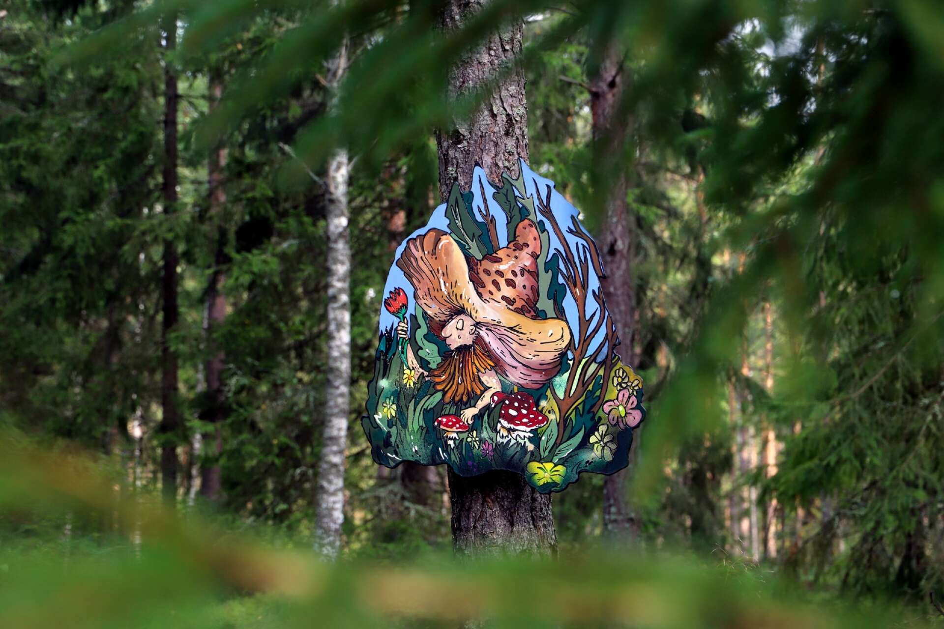 Ett troll tittar fram. Konstnärerna Hilma Nordén och Jörgen Häll har skapat barnvänliga verk som smälter in i fint i skogsmiljön och sätter igång fantasin.