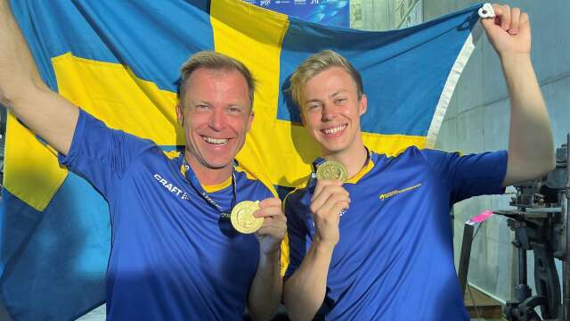 Johan Sundelin, som växt upp i Åmål, och hans son Simon visar stolt upp sina guldmedaljer i EM i undervattensfotografering på Madeira.